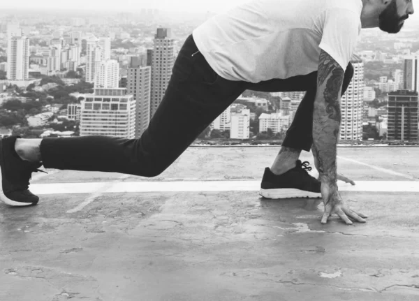 Hombre Haciendo Ejercicio Azotea — Foto de Stock