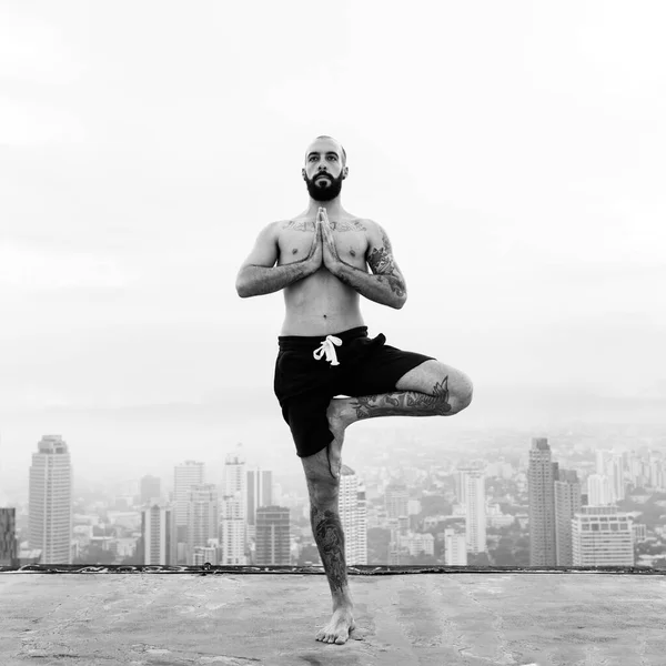 Hombre Practicando Yoga Azotea Paisaje Urbano — Foto de Stock