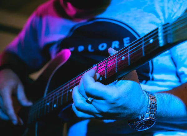 Mann Spielt Gitarre Bei Einer Veranstaltung — Stockfoto