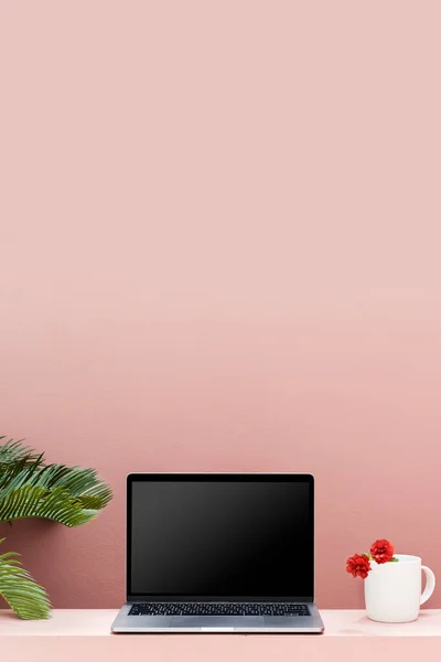 Макет Ноутбука Пастельною Рожевою Стіною — стокове фото