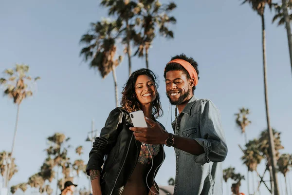 Cool Couple Taking Selfie — Stock Photo, Image