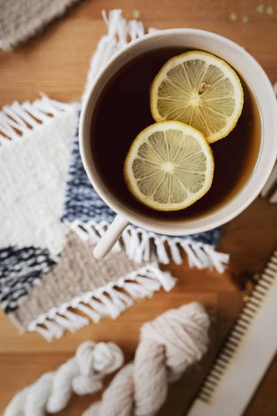 Lemon Tea Knitted Coaster — Stock Photo, Image
