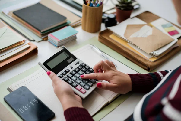 Vrouwelijke Accountant Werkt Het Bureau — Stockfoto