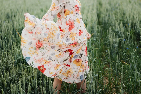 Mulher Vestido Floral Andando Jardim — Fotografia de Stock