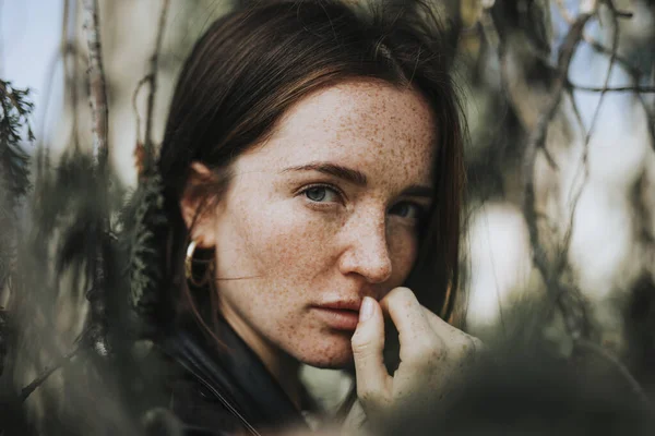 Portrait Une Jeune Femme Avec Des Taches Rousseur — Photo