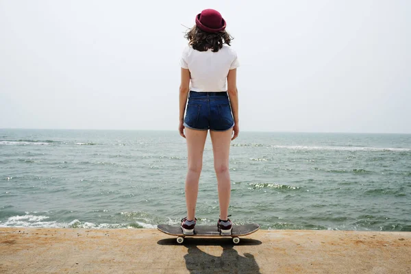 Una Mujer Caucásica Disfruta Hora Verano — Foto de Stock