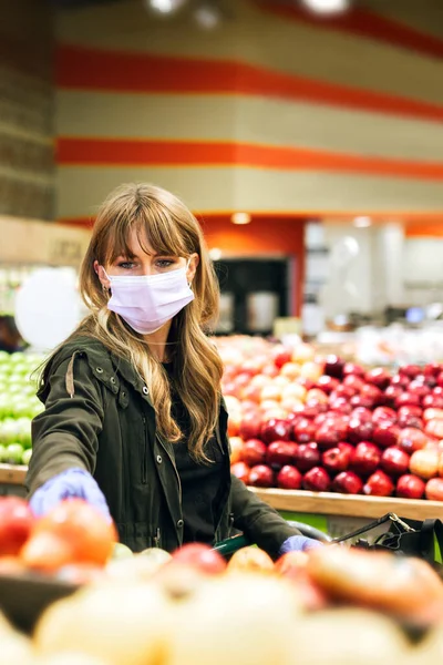 Mulher Uma Máscara Facial Usando Luvas Látex Enquanto Faz Compras — Fotografia de Stock