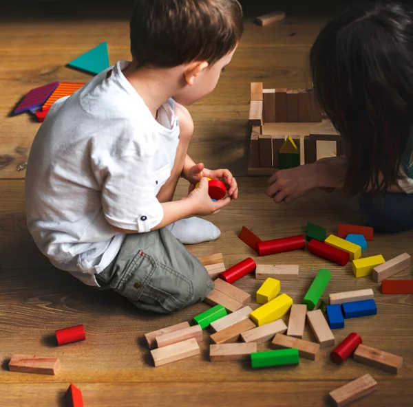 Μικρό Αγόρι Παίζει Ξύλινα Μπλοκ Ένα Πάτωμα — Φωτογραφία Αρχείου