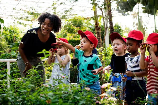 Lärare Och Barn Skola Lära Ekologi Trädgårdsskötsel — Stockfoto