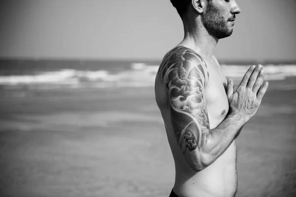 Peaceful Man Tattoos Meditating Beach — Fotografia de Stock