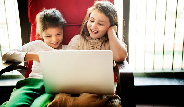 Маленькие Девочки Играют Ноутбуком — стоковое фото