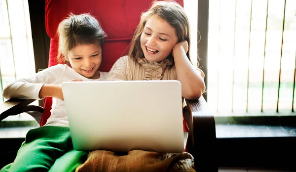 Meninas Brincando Com Laptop — Fotografia de Stock