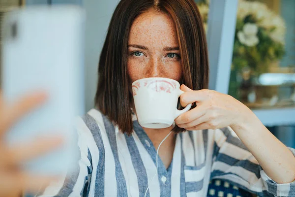 Mujer Tomando Una Selfie Mientras Bebe Café Imagen De Stock