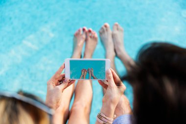 Hoş bir çift birlikte vakit geçiriyorlar.