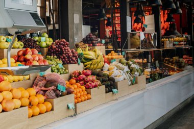 San Miguel pazarında taze meyve tezgahları
