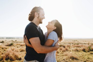 Vahşi doğada birlikte yürüyüş yapan bir çift.