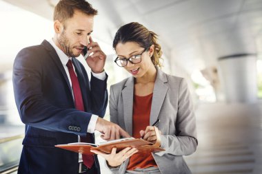 Beyaz erkek ve kadın iş arkadaşları çekim yapıyor. 