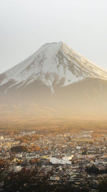 Fuji Dağı ve Kawaguchiko kasabası, Japonya cep telefonu duvar kağıdı