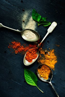 Bir çay kaşığı bitki ve zerdeçal tozu.