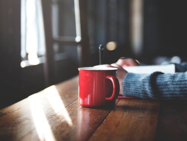 Kahve ve notlar yakın çekim görüntüsü