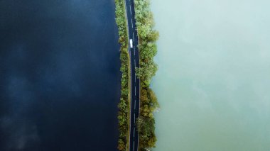 Bir göl drone çekiminde yol boyunca sürüyorum.