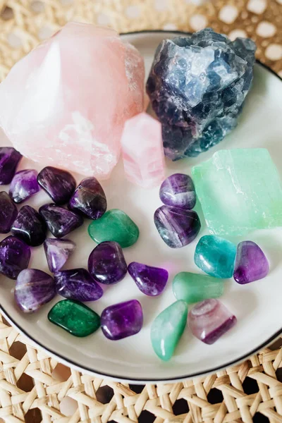 Kleurrijke Helende Kristallen Een Keramische Plaat — Stockfoto