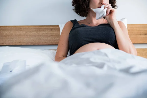 Mulher Grávida Doente Cama — Fotografia de Stock