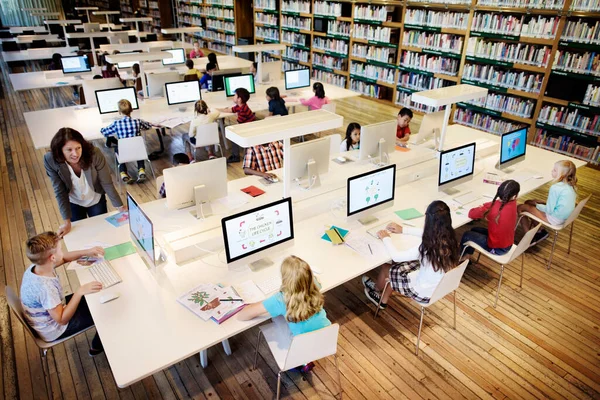 Jovens Estudantes Usando Computadores Nas Aulas — Fotografia de Stock