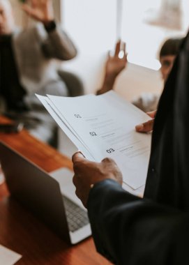 İş adamı bir iş toplantısında sunum yapıyor.