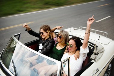 Bir grup insan yolculuk ve festivalin tadını çıkarıyor.