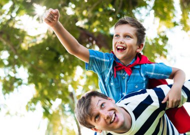 Süper kahraman çocuk babası arka yüzünde uçan