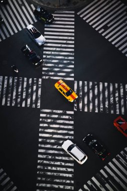 Japonya 'da yaya geçidinde arabalar