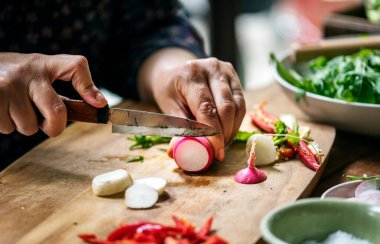 Şalgam doğrama bir bıçak kullanarak eller