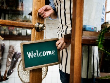 Cam kapıya hoş geldin panosu asılacak.