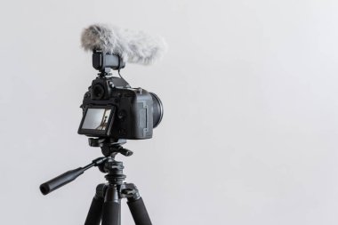 Mikrofon ön camlı dijital kamera.