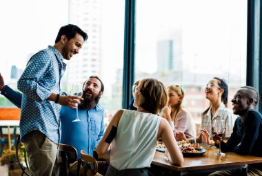 İnsanlar bir yemek yiyorsunuz