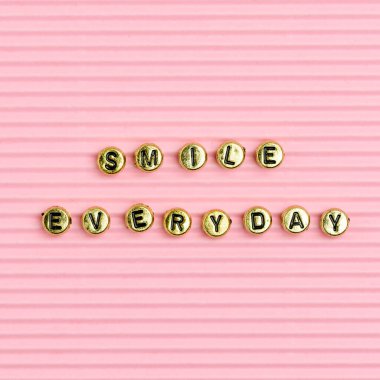 SMILE her gün metin tipografisini boncukluyor