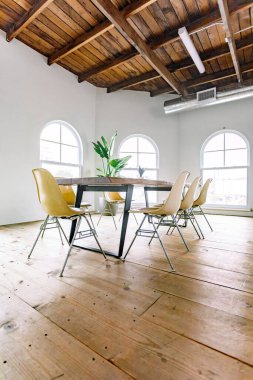 Modern ve havalı toplantı odası.