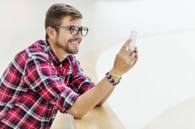 Genç Adam Akıllı Telefon Kavramını Kullanıyor