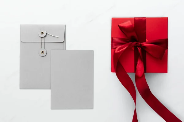 Vermelho Presente Por Envelopes Cinza — Fotografia de Stock