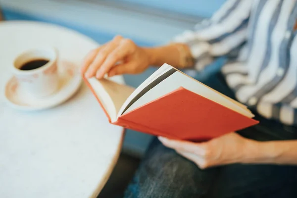 Närbild Kvinna Som Läser Bok — Stockfoto