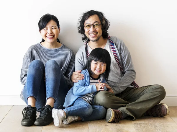 Asijská Rodina Koupit Nový Dům — Stock fotografie