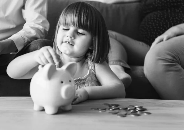 Family Saving Money Piggy Ban —  Fotos de Stock