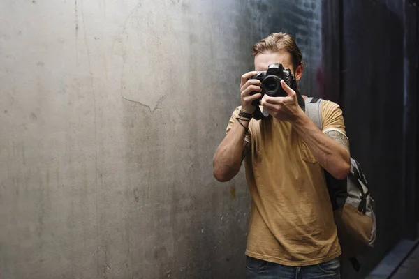 Vit Fotograf Man Vid Järnvägsstationen — Stockfoto