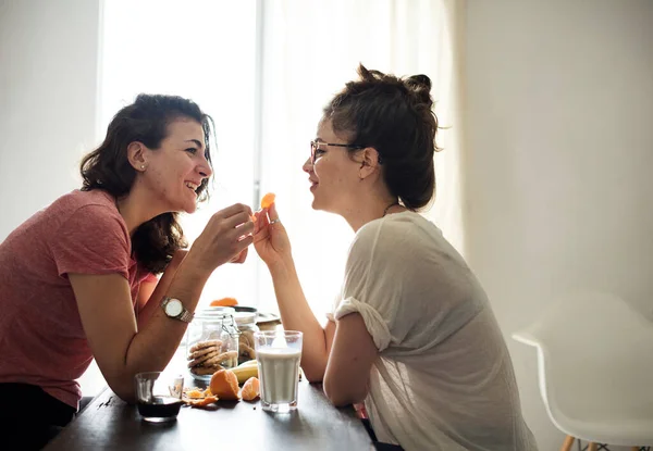 Lesbičky Pár Tráví Víkend Spolu — Stock fotografie