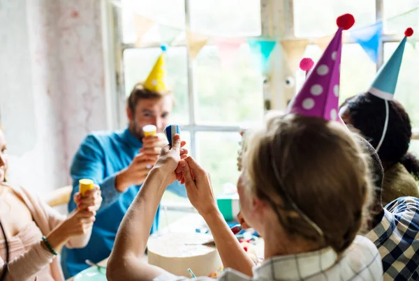 Mensen Met Behulp Van Party Popper Een Verjaardag Viering — Stockfoto