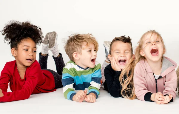 Glückliche Kleine Kinder Die Zusammen Spaß Haben — Stockfoto