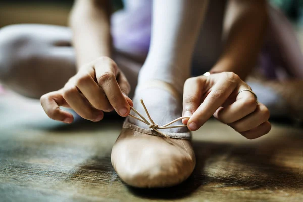 Closeup Girl Tying Graceful Bow Her Ballet Shoe — Stock Photo, Image