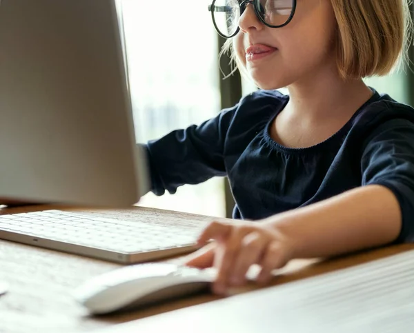 Kleines Mädchen Spielt Computer — Stockfoto