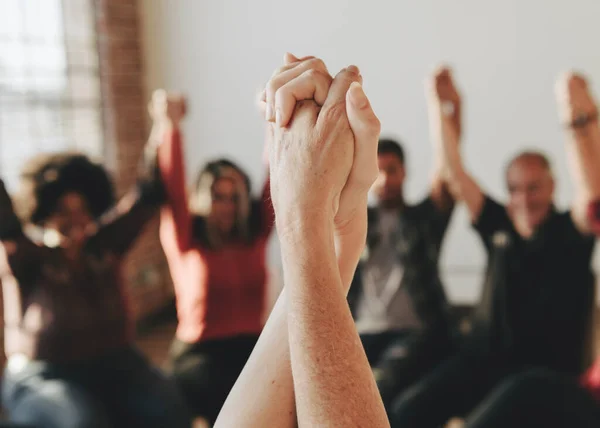 Een Groep Mensen Die Elkaars Hand Omhoog Houden — Stockfoto